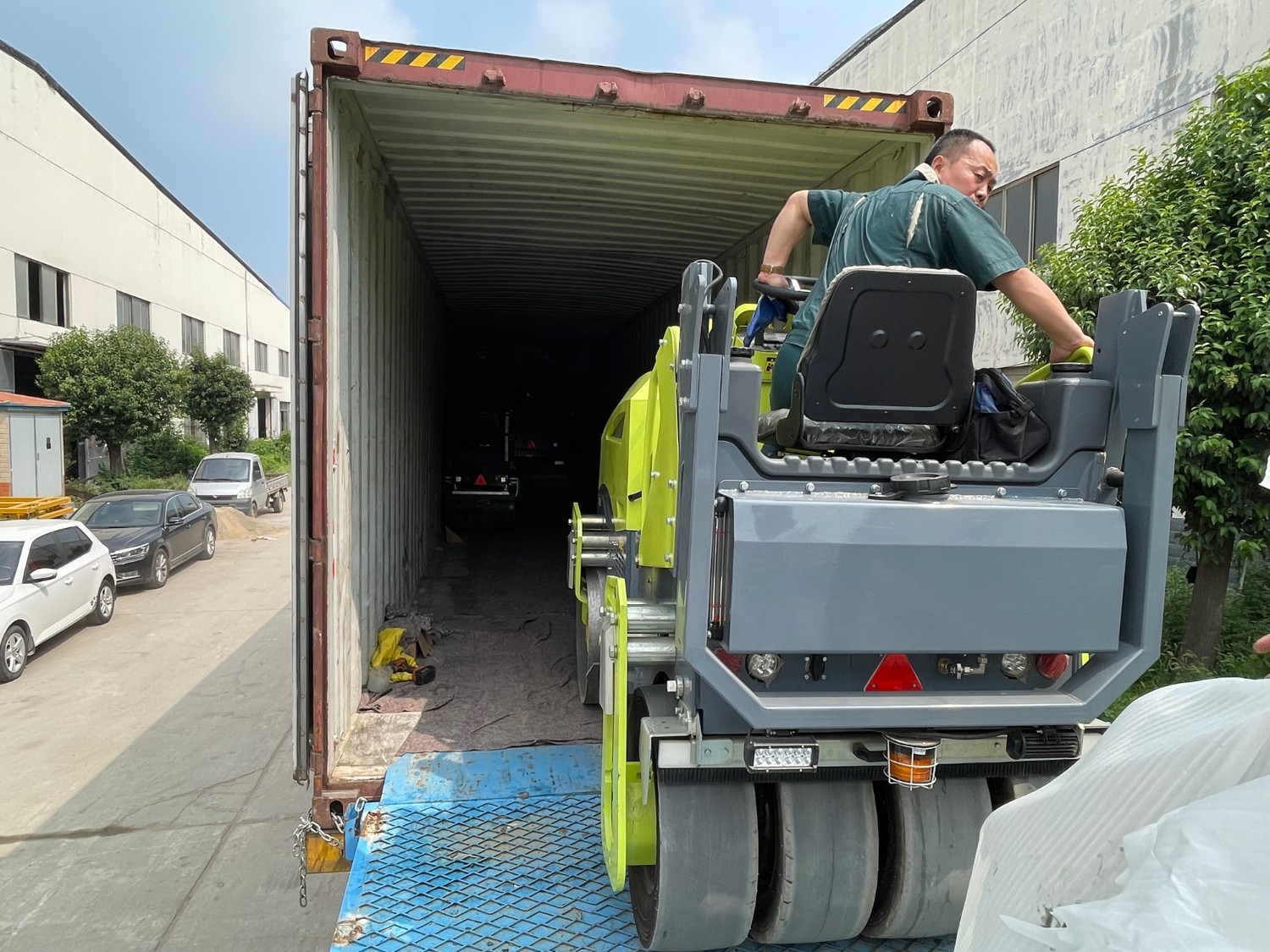 發(fā)往俄羅斯圣彼得堡20臺(tái)思拓瑞克雙鋼輪、鋼膠壓路機(jī)裝柜進(jìn)行時(shí)···