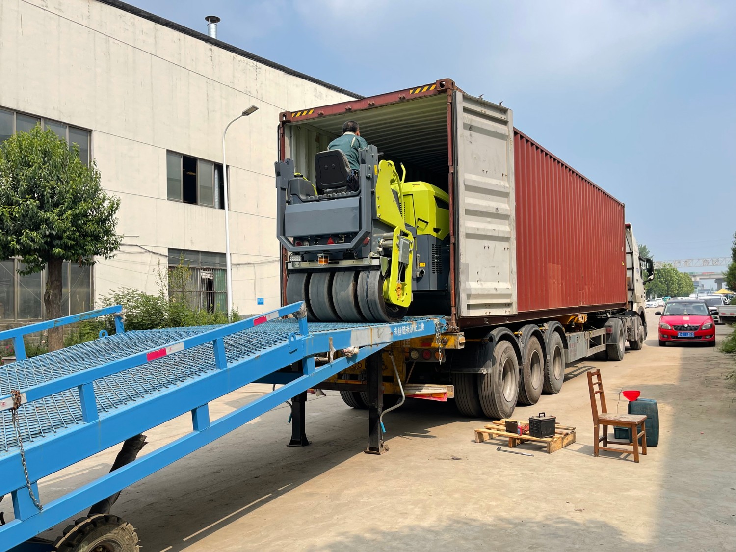 發(fā)往俄羅斯圣彼得堡20臺思拓瑞克雙鋼輪、鋼膠壓路機裝柜進(jìn)行時···