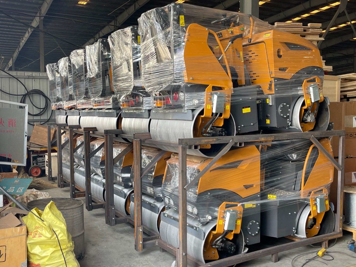 發(fā)往俄羅斯圣彼得堡20臺思拓瑞克雙鋼輪、鋼膠壓路機裝柜進(jìn)行時···